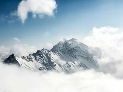 Wolkenverhangene Gipfel der Bergwelt Gargellen © Gargellner Bergbahnen GmbH und Co KG
