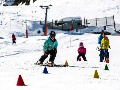 Kind beim Slalomfahren in der Skischule Gargellen © Gargellner Bergbahnen GmbH und Co KG