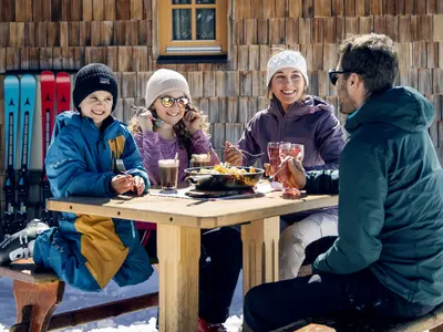 Mittagspause mit der Familie © Tourismusverband Obertauern / Mirja Geh
