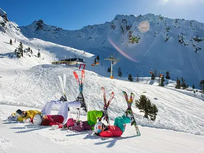 Skifahrer kreuzen ihre Ski vor dem Bergpanorama am Hauser Kaibling © Hauser Kaibling
