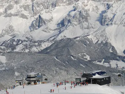 Bergstationen Seppn Jet und Preunegg Jet vor dem Dachstein © ski-reiteralm.at