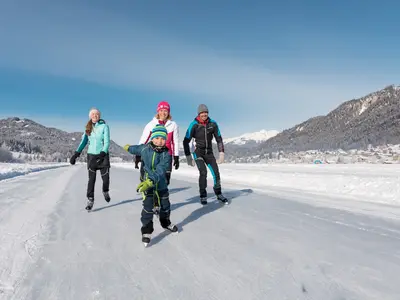 Familie fährt Schlittschuh auf dem Weissensee © tinefoto.com | martin steinthaler