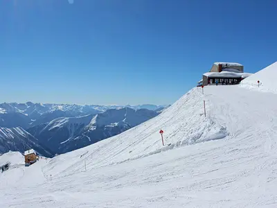 Beeindruckender Blick auf die umliegende Bergwelt © www.schultz-ski.at