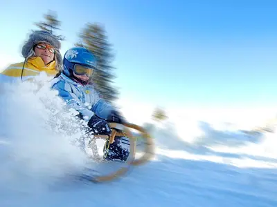 Mutter und Kind beim Rodeln am Sonnenkopf © Klostertaler Bergbahnen