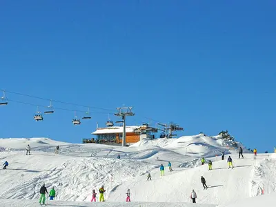 Blick auf Sessellift, Piste und Bergrestaurant am Sonnenkopf © Klostertaler Bergbahnen