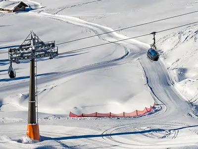 Blick auf Seilbahn und Piste im Skigebiet Almenwelt Lofer © Salzburger Saalachtal Tourismus