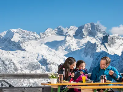 Familie beim Essen auf der Sonnenterrasse im Skigebiet Dachstein West © DW - Herman Erber