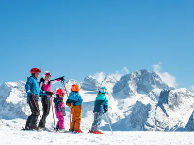 Familie beim Skifahren im Skigebiet Dachstein West © DW - Herman Erber