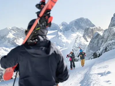 Skifahrer auf dem Weg zur Piste im Skigebiet Dachstein West © Oberösterreich Tourismus, Salih Alagic