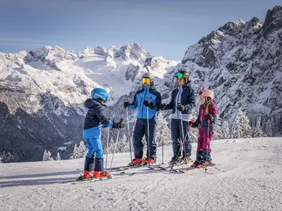 Familie im Skigebiet Dachstein West © ARGE Dachstein West / Mirja Geh