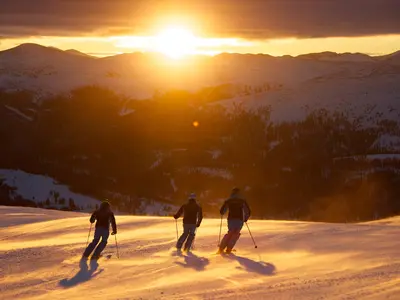Skifahrer beim Sonnenaufgang © Tourismusregion Katschberg-Rennweg / Gernot Gleiss