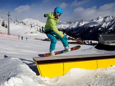 Snowboarder im Snowpark Sillian © schultz-ski.at