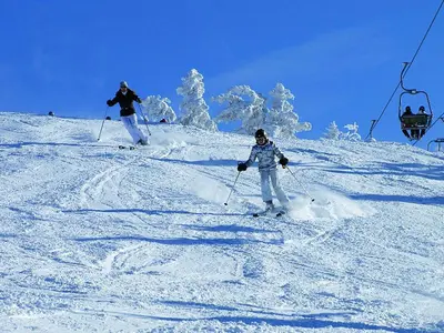 Zwei Skifahrer auf der Piste in Hochkössen © Marketing Bergbahnen Hochkössen
