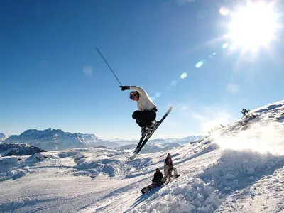Skifahrer im Tiefschnee © Marketing Bergbahnen Hochkössen