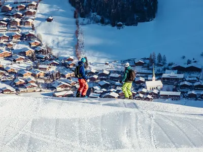 Skifahrer mit Blick auf Alpbach © Ski Juwel Alpbachtal Wildschönau