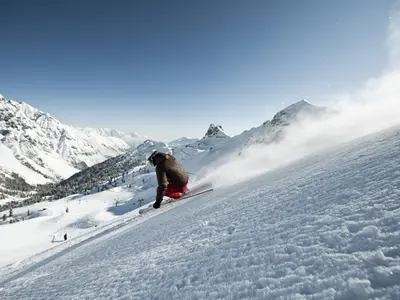 Skifahrer bei der Abfahrt auf einer Piste im Skizentrum Schlick 2000 © TVB Stubai / Andre Schönherr