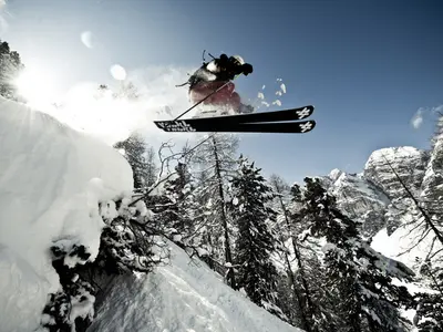 Skifahrer beim Sprung zwischen Bäumen auf einer Freeride-Piste im Skizentrum Schlick 2000 © Schlick 2000 / Andre Schönherr