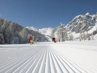 Skifahrer auf einer frisch präparierten Piste im Skizentrum Schlick 2000 © Schlick 2000 / Andre Schönherr