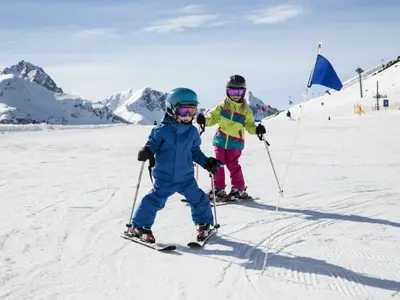 Kinder auf der Piste im Skigebiet Kühtai © Kühtai Tourismus
