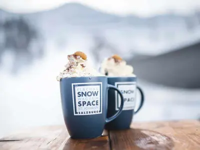 Tassen mit Heißgetränk im Snow Space Salzburg © Snow Space Salzburg / C. Schartner