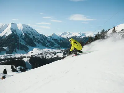 Skifahrer in Berwang vor der Zugspitze © Bergbahnen Berwang