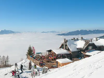 Einkehrschwung in der Pöllinger Hütte © Adrian Hipp