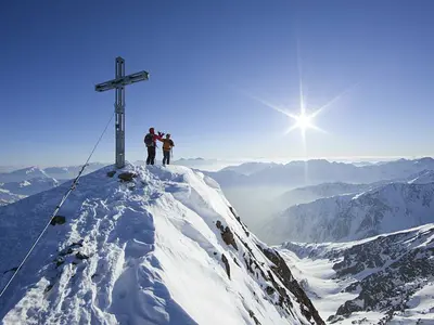 Blick auf zwei Menschen unter dem Gipfelkreuz in Vent © Ötztal Tourismus, Fotograf: Bernd Ritschel