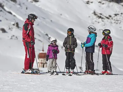 Skilehrer mit einer Kindergruppe in Vent © Ötztal Tourismus