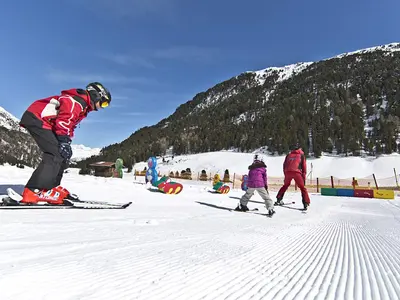 Kinder in der Skischule in Vent © Ötztal Tourismus