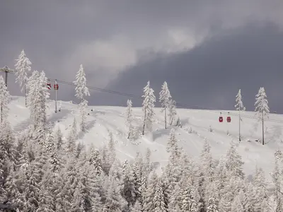 Gondelbahn über verschneiter Winterlandschaft © Goldeck Bergbahnen GmbH