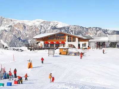 Einkehrschwung im Skigebiet © Adrian Hipp