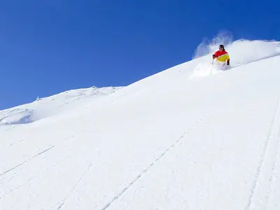 Tiefschneefahrer am Hahnenkamm © Naturparkregion Reutte/Robert Eder