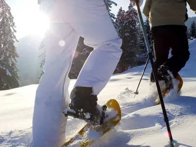 Zwei Schneeschuhwanderer in Reutte © Naturparkregion Reutte/Robert Eder