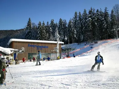 Blick auf Snowboarder und Skifahrer vor der Talstation Forsteralm © Forsteralm.com