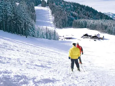 Zwei Skifahrer auf den breiten Pisten der Forsteralm © Forsteralm.com