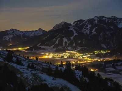 Blick auf das nächtliche Zöblen © TVB Tannheimer Tal / Kleiner Marc