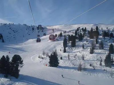 Blick auf die breiten Pisten unter der 10er-Gondelbahn am Kreischberg © Schneehoehen.de