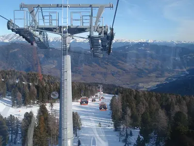Blick auf die Kabinen der 10er-Gondel und eine Piste am Kreischberg © Schneehoehen.de