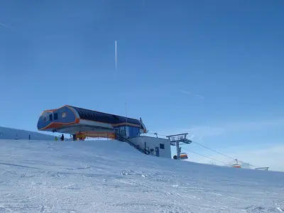 Blick auf die Bergstation der orangenen Sixpack Bahn am Kreischberg © Schneehoehen.de