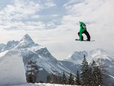 Snowboarder beim Sprung im Snowpark der Ehrwalder Wettersteinbahnen © Ehrwalder Wettersteinbahnen