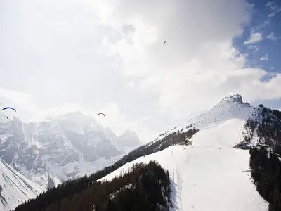 Paragleiter über dem Skigebiet Elferlifte © Elferlifte Neustift