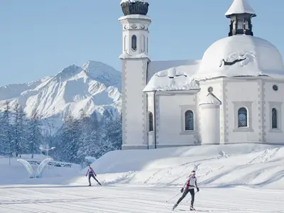 Langläufer vor der Kirche in Seefeld © Region Seefeld