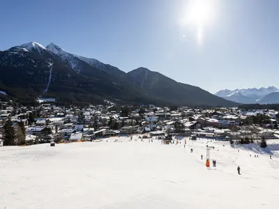 Geigenbühel in Seefeld mit Blick auf Seefeld und das Karwendel © Region Seefeld, Thomas Steinlechner