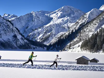 Langläufer auf einer Loipe im Tannheimer Tal © Tannheimer Tal / Marco Felgenhauer