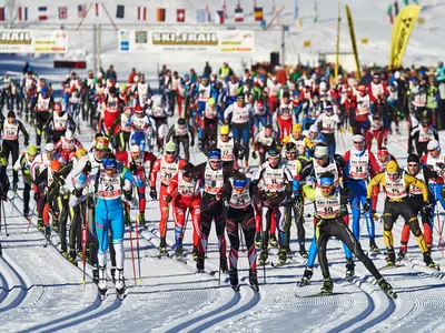 Zahlreiche Teilnehmer beim SkiTrail im Tannheimer Tal © Tannheimer Tal / Marco Felgenhauer