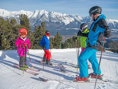 Kinder mit Skilehrer beim Skikurs am Glungezer © hall-wattens.at