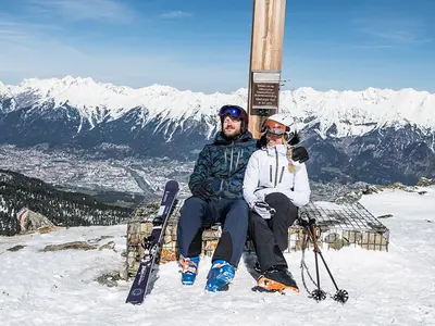 Paar an einem Aussichtspunkt am Glungezer mit Blick ins Tal © hall-wattens.at