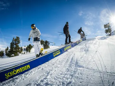 Freestyler auf einer Rail im Snowpark Schöneben © Schöneben AG