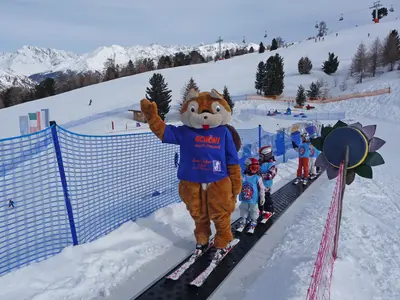 Maskottchen auf dem Zauberteppich im Kinderland Schöneben © Schöneben AG