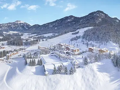 Blick auf den Lärchenhof mit dem Skilift © Der Lärchenhof